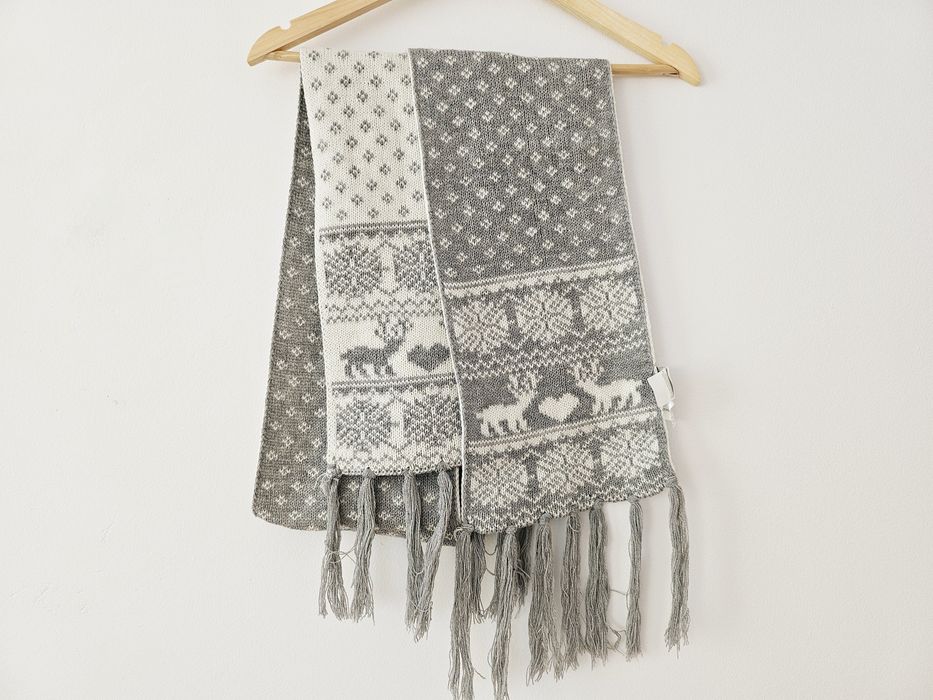 Zimowy szalik z frędzlami skandynawski wzór