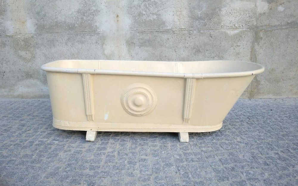 Antiga banheira pintada em chapa