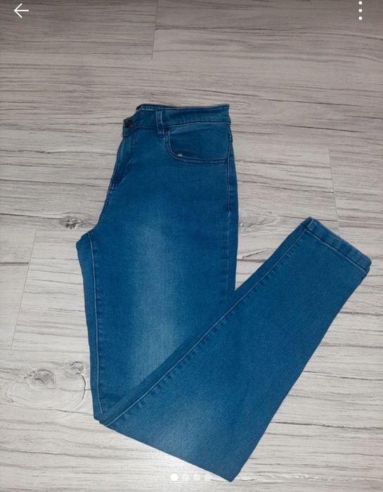 niebieskie jeansy damskie