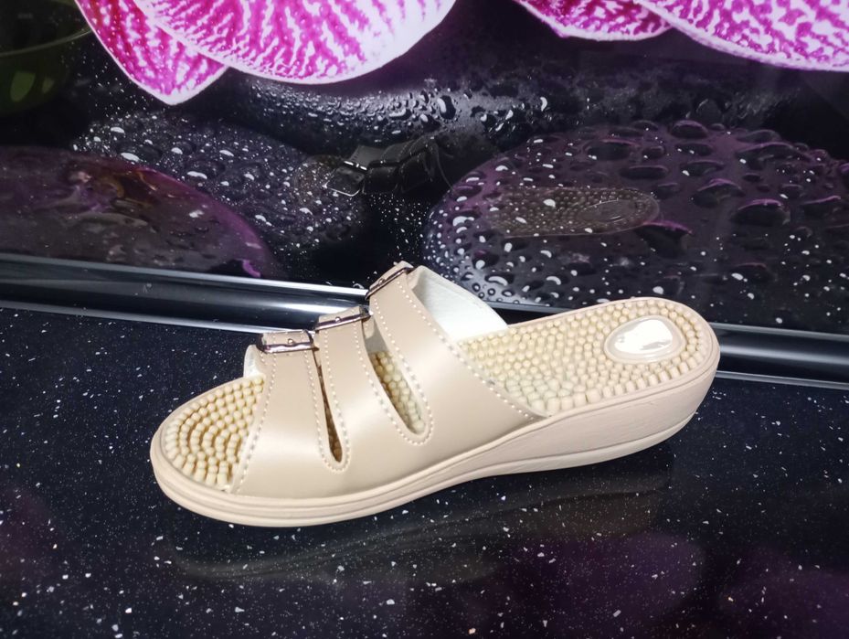 nr. 41 fakirki klapki zdrowotne z kolcami damskie beżowe