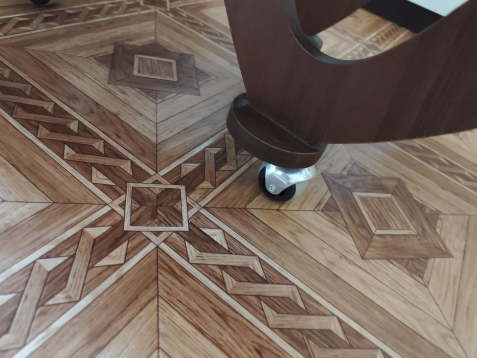 Журнальний столик на колесах