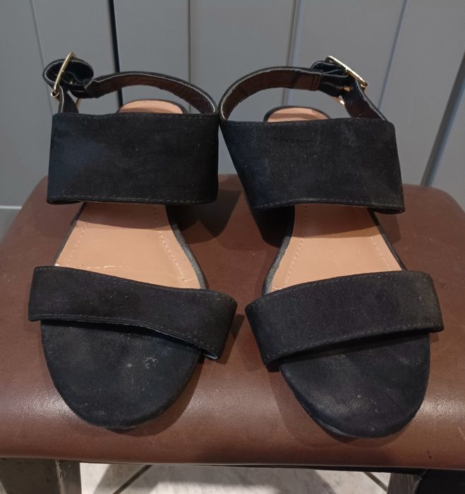 Sandałki na małym koturnie