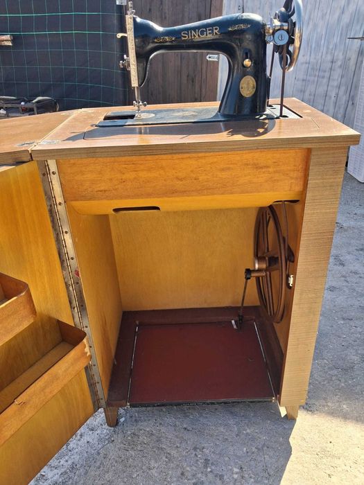 Máquina de Costura Singer Antiga com Móvel e Pedal – A Funcionar