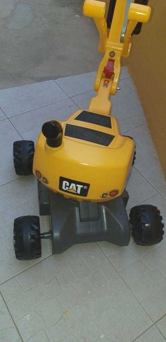 Escavadora caterpillar para criança