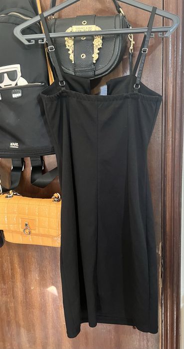 Vestido preto com decote