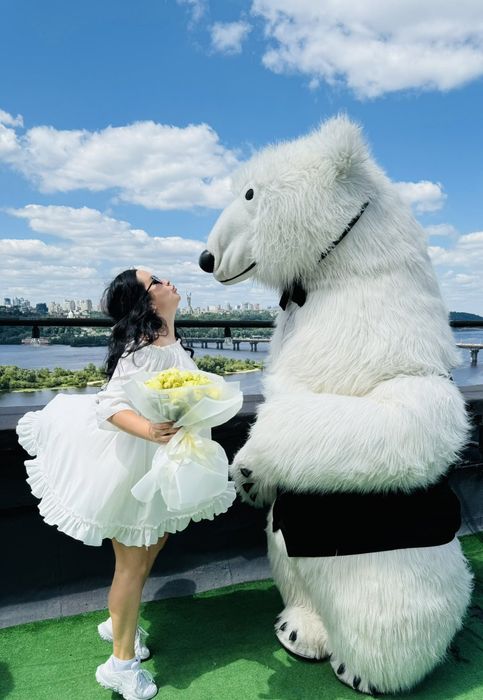 Веселий білий ведмідь та Пес Патрон привітати