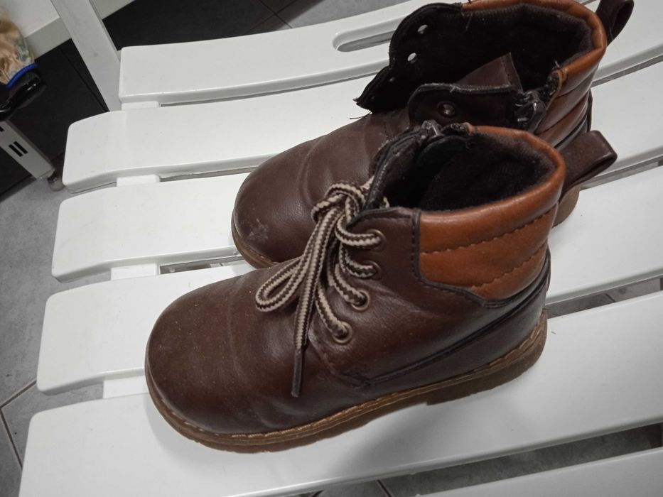 Botas em pele,com fecho