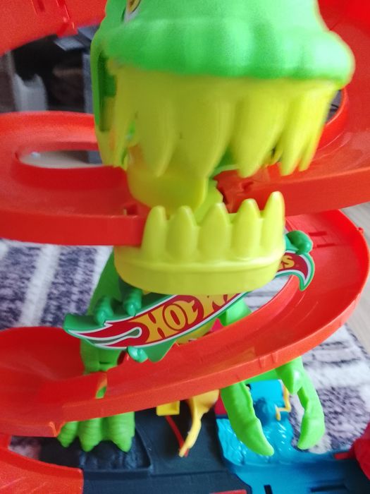 Zestaw Hotwheels T-Rex remiza strażacka