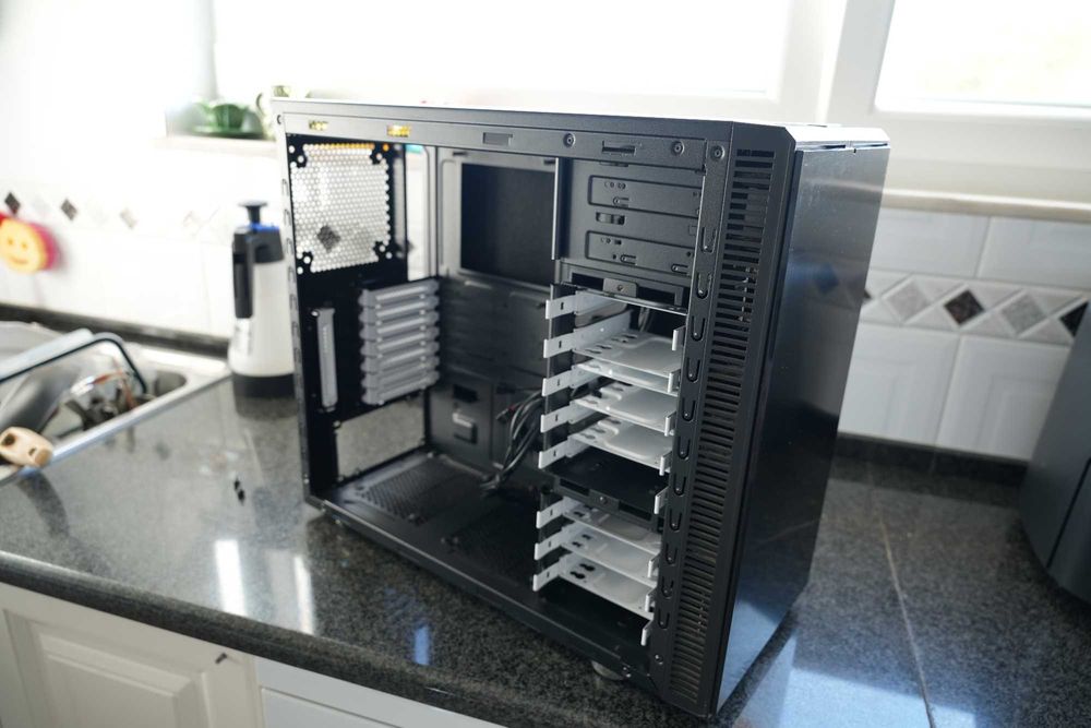 Caixa Fractal Design Define R4 – Perfeita para UnRAID / Home Server / NAS (Silenciosa & Robusta)