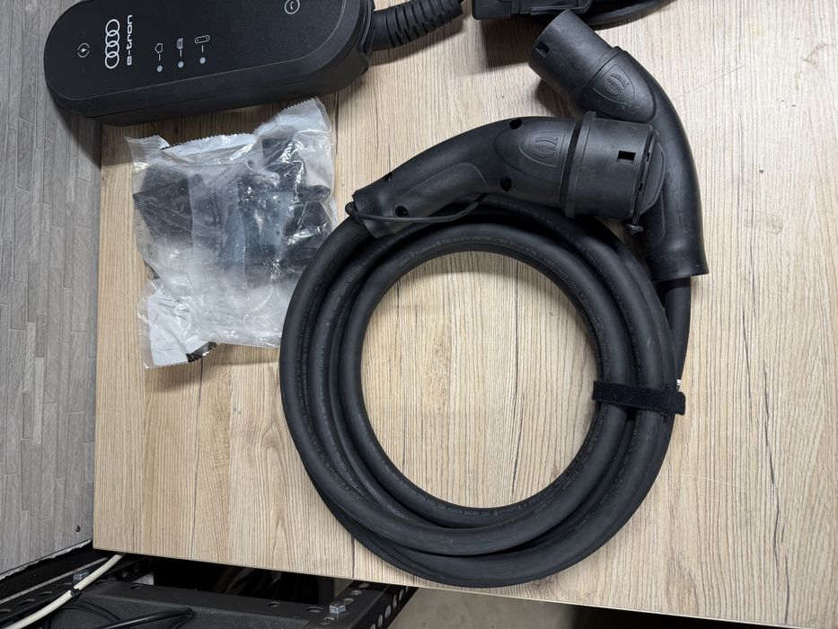 Оригінальний зарядний пристрій Audi E-Tron повний комплект, оригінал!