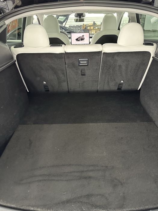 Tesla Y . Черна з Білим салоном!