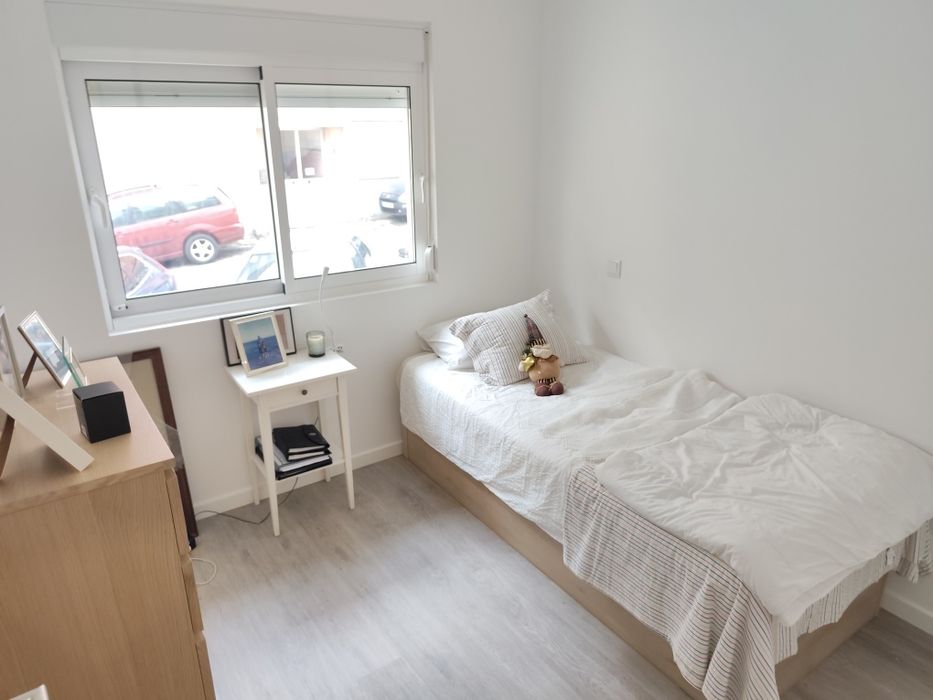 Quarto individual soalheiro Almada Velha