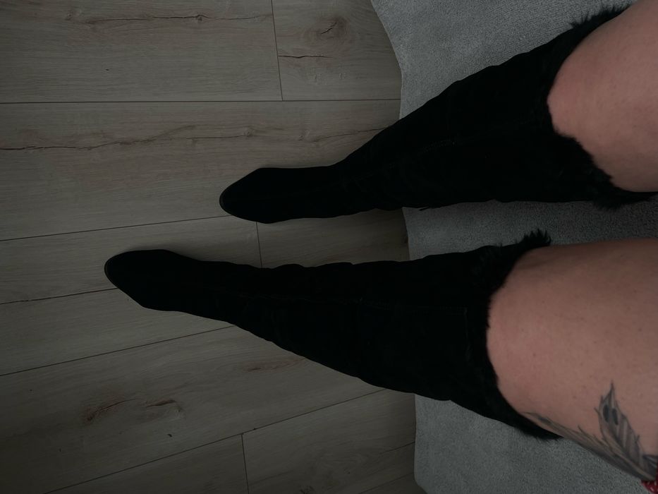 Зимові чорні замшеві ботфорти на хутрі та танкетці 10 см