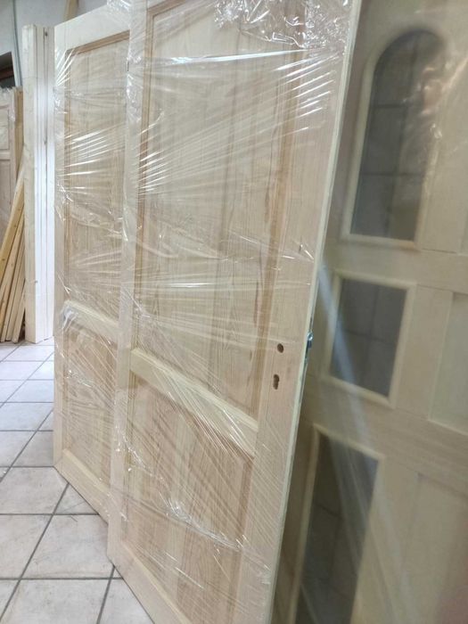 Producent drzwi sosnowe drewniane z futrynami od RĘKI