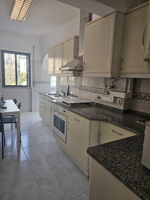 Quarto para arrendar em Queluz, perto da estação CP