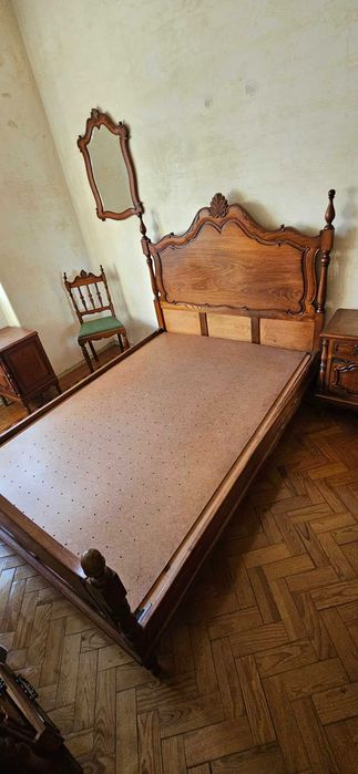 Cama de Casal em Madeira Maciça com Cabeceira Clássica