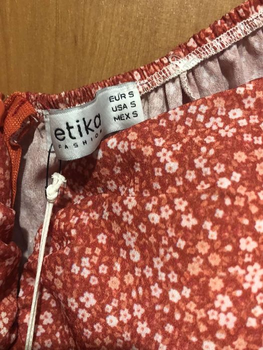 Червона вечірня сукня