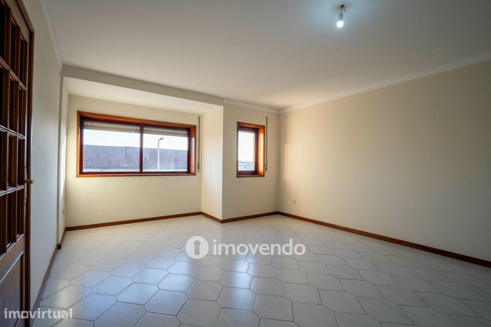 Apartamento T2, com estacionamento e arrecadação, no Porto