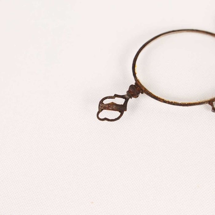 Óculos pince-nez com inscrição "Ribeiro"