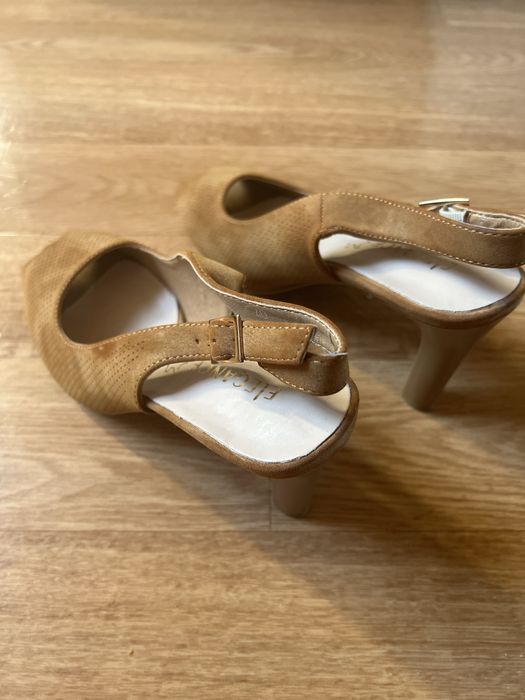 Karmelowe sandały na obcasie rozmiar 40