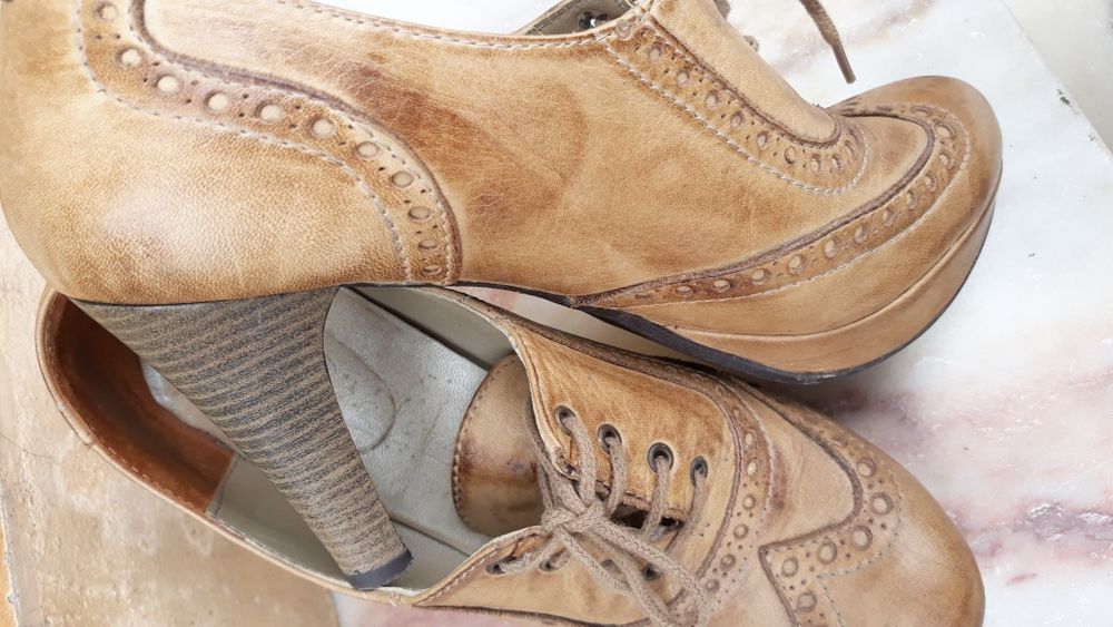 Sapatos salto alto camel