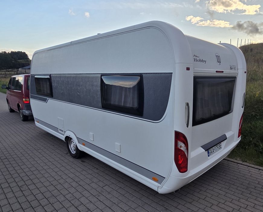 HOBBY 495 z napędem przedsionek  zestawie panel solarny