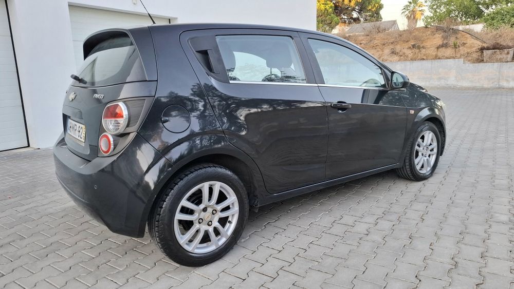 Chevrolet Aveo 1.4 16v automático 6 velocidades  2012
