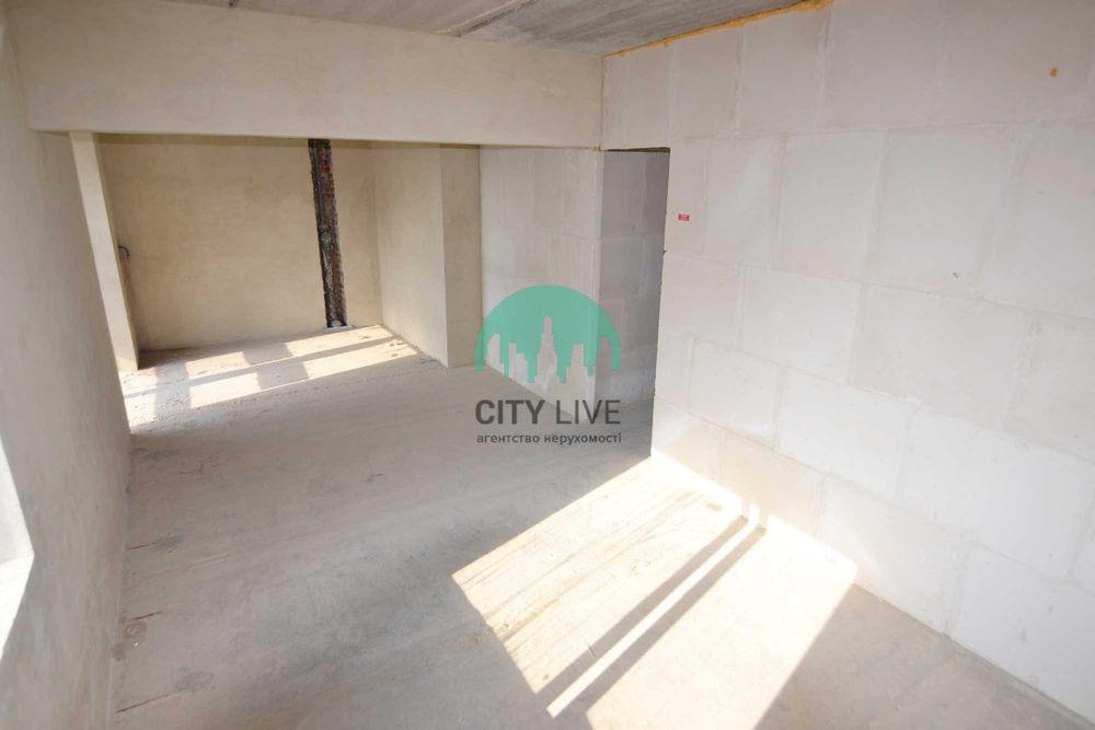 Дворівнева 2 кімнатна квартира з ТЕРАСОЮ в центрі міста(60)