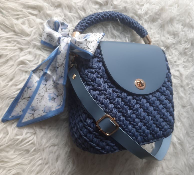 Torebka kuferek niebieski jeans handmade na szydełku regulowany pasek