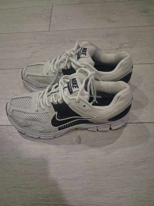 Używane buty nike vomero 5 rozmiar 41 biało czarne