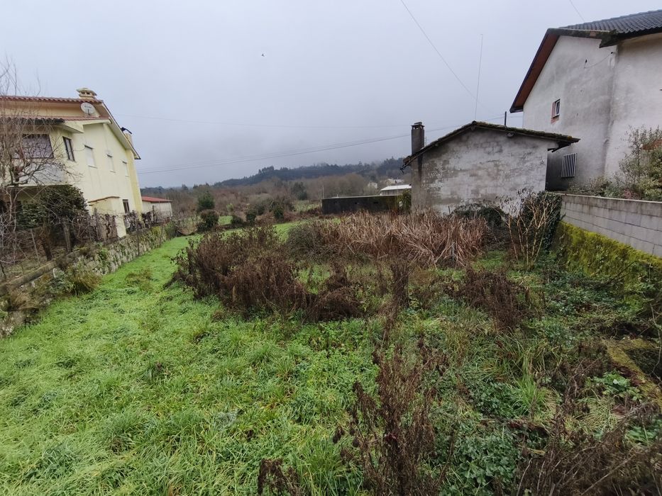 Terreno com construções