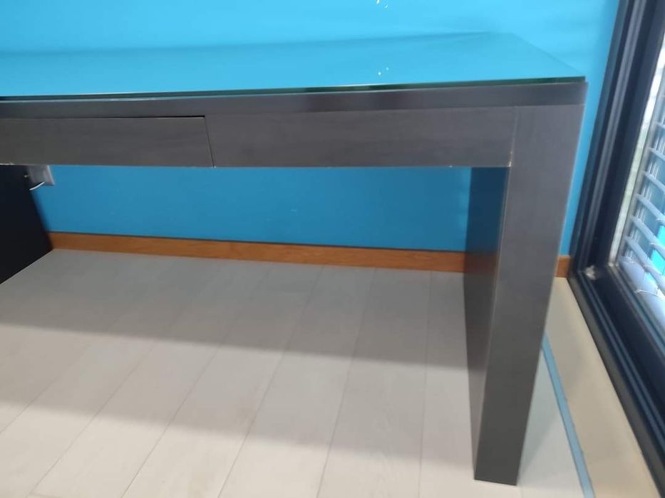 Secretária de cor castanha escura