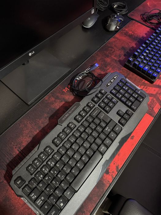 Vendo Computadores + Monitores + Cadeira + Secretária + Acessorios