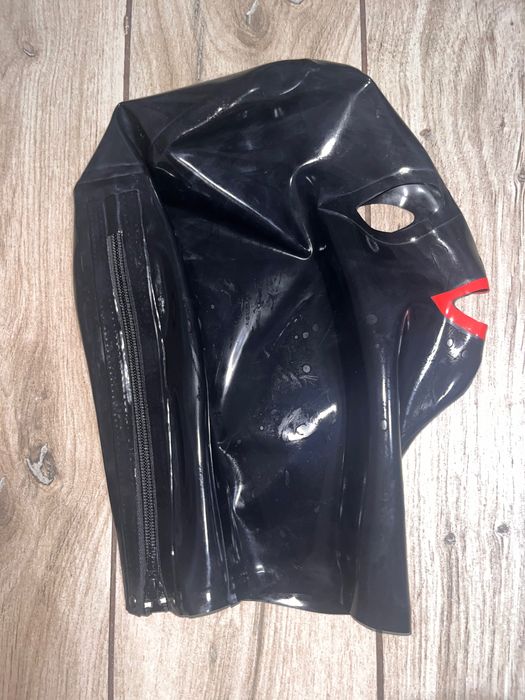 985/ Teatr kostium Maska czarna zamek tył czerwone usta latex lateks M