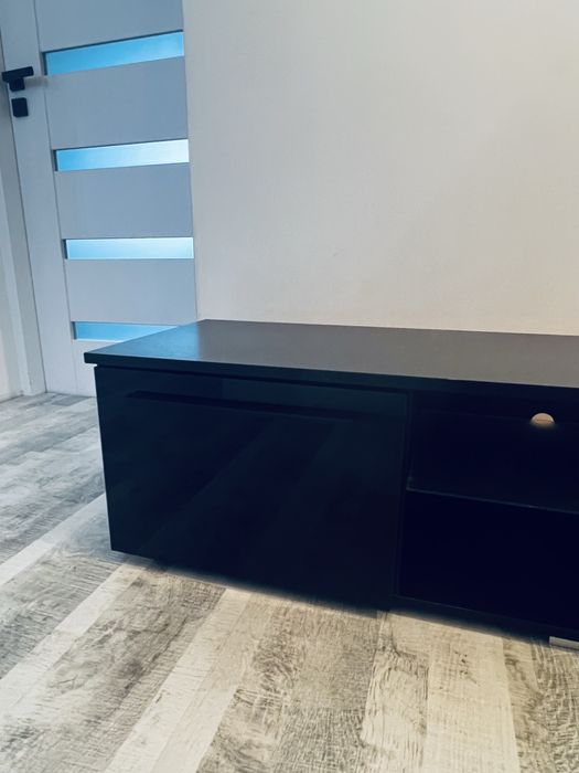 Czarna szafa rtv pod telewizor 140