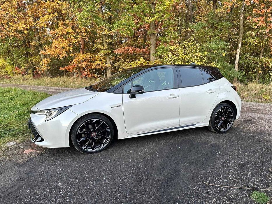 Toyota Corolla GR Sport. Hybryda 185 KM biała perła