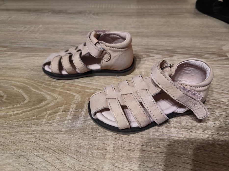 Sandałki dla dziewczynki r. 22