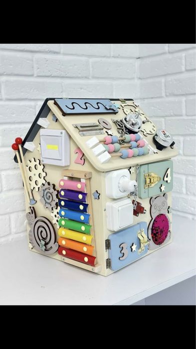 Бізі-будинок з мольбертом і домофоном