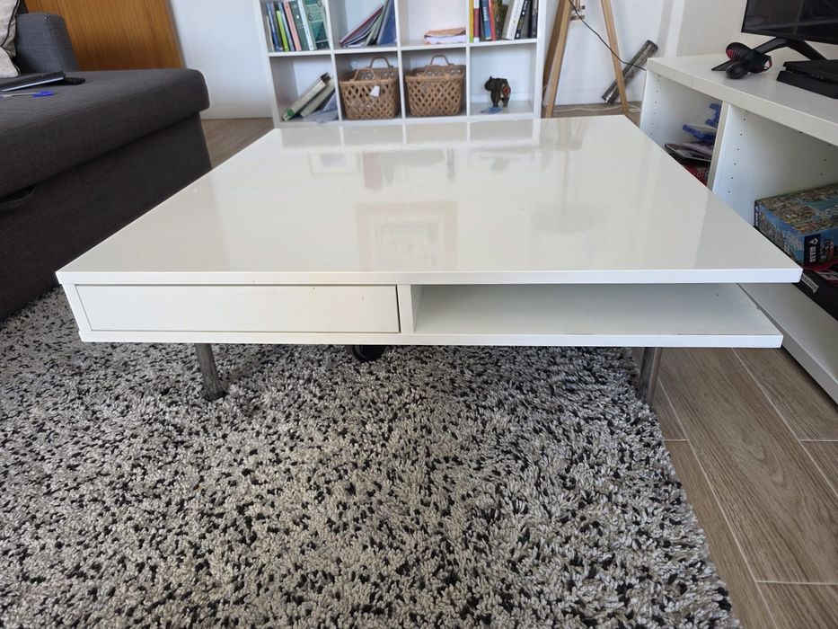 Mesa de centro branca com gaveta e arrumação