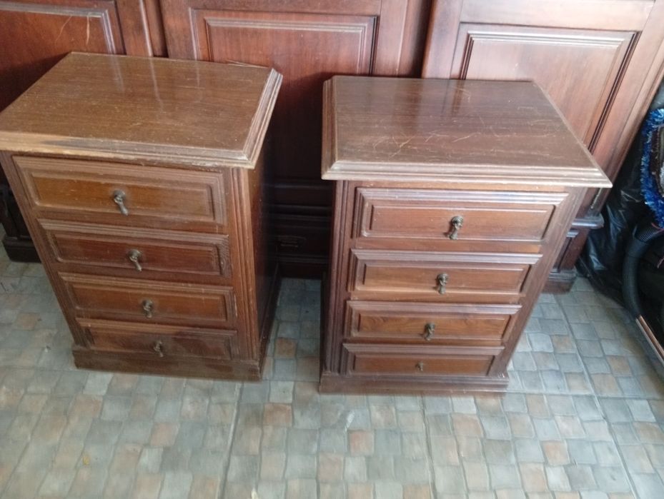 Cama de casal com colchã, mesinhas de cabeceira e cómoda