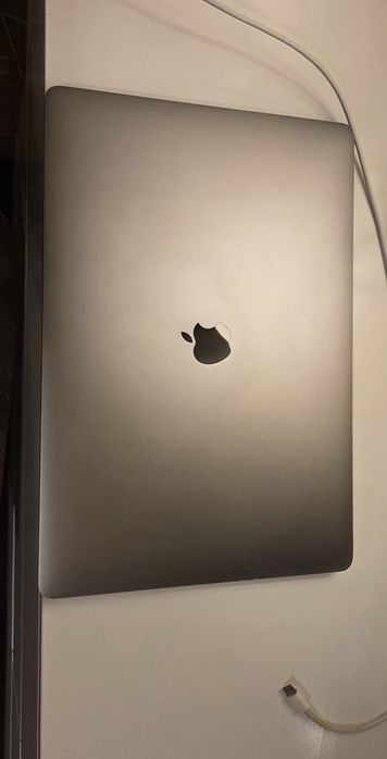 MacBook Pro 15" | i7 6-rdzeni | 16GB RAM | 512GB SSD | Radeon | BOX