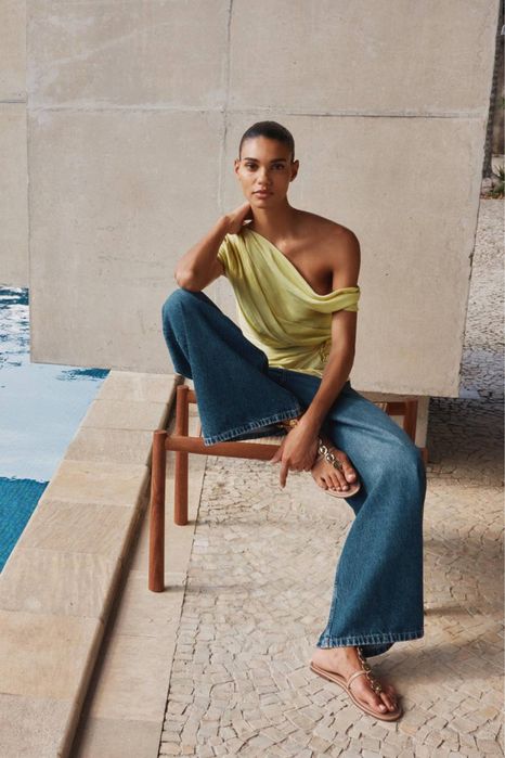 Розкішний сатиновий салатовий асиметричний топ zara