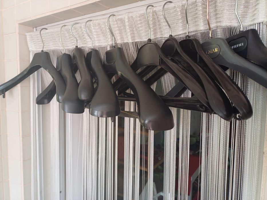 10 cabides grandes de cor preta