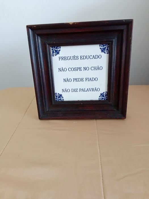Quadro moldura madeira e azulejo