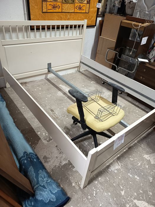 Cama de casal branca da Ekea