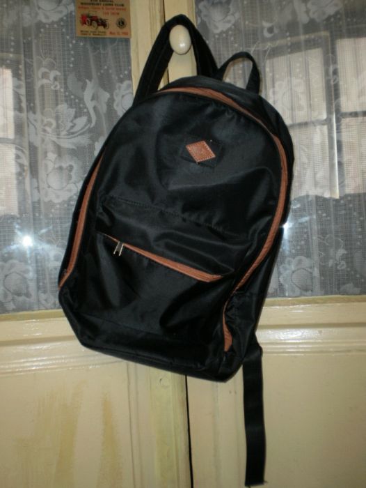 Mochila, multifuncional, preta/castanha.