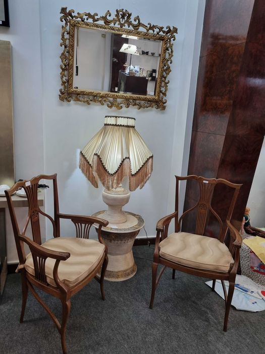 Conjunto de cadeiras, mesa e candeeiro