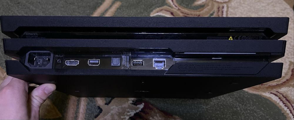 Play station 4 pro 1 Tb