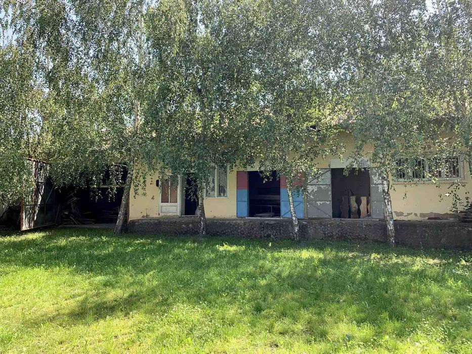 Будівля бувшого магазину з складськими приміщеннями