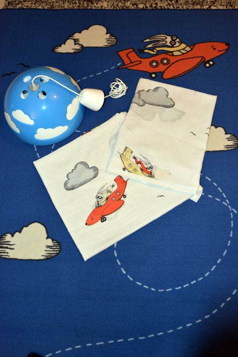 Quarto de criança - Tapete, Cortinados e Candeeiro.